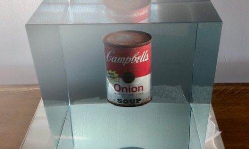 Limited editon, Andy Warhol  soup cans uit zijn 32 delig werk uit 1962 (pop art)vereeuwigd met zijn handtekening in de epoxy tot een 3 D kunst object.